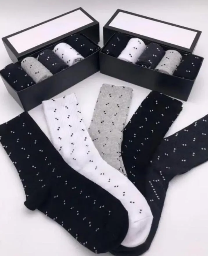 Chaussettes pour hommes de créateurs Chaussettes pour hommes et femmes de créateurs Cinq paires de chaussettes de sport de luxe avec lettrage en maille d'hiver imprimé en coton de soie dorée pour hommes et femmes boîte VPN3