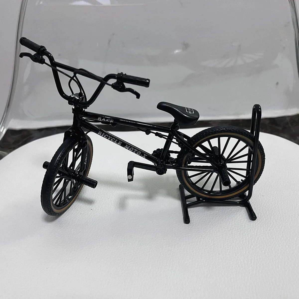 Oggetti decorativi Figurine 1/8 Modello in lega di bicicletta pressofuso Decorazione Mountain Finger Mini Black Metal Bike Simulazione Collezione Regali Giocattoli per ragazzi 231113