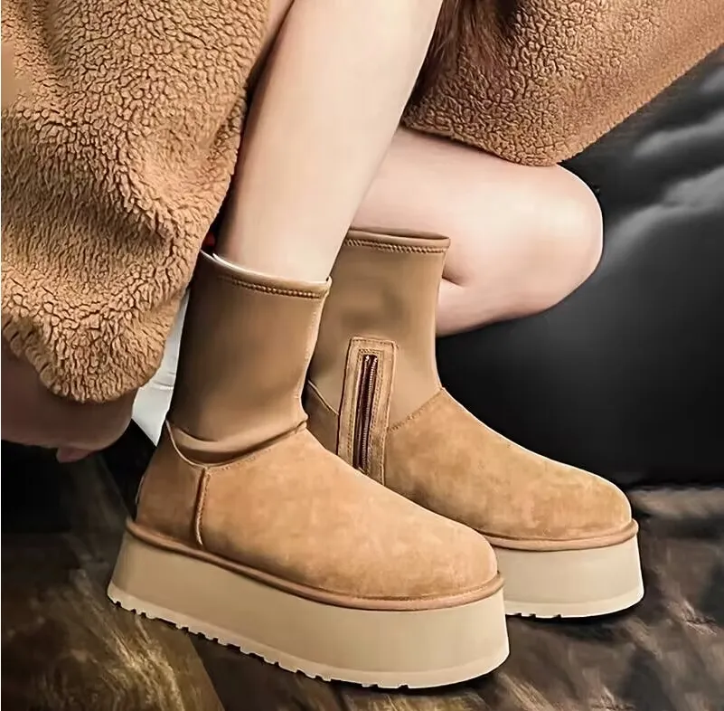 Chaussures à semelles épaisses pour hommes et femmes à la mode Mini bottes de neige Bottes chaudes en peluche en peau de mouton Bottes imperméables douces et confortables Beau cadeau