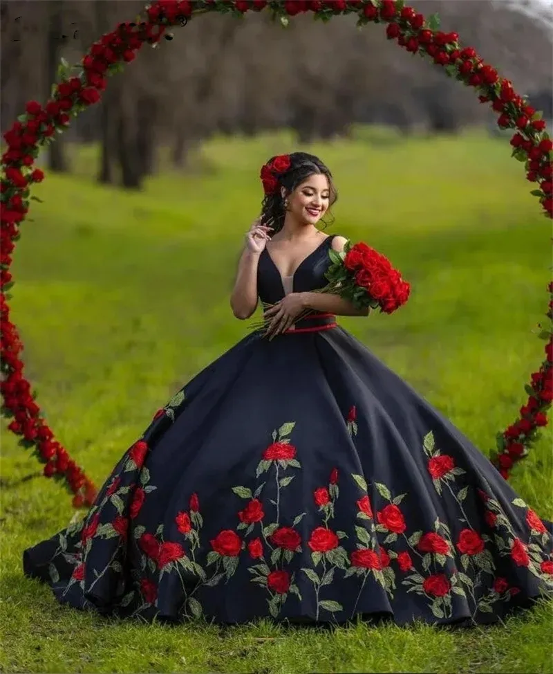 Schwarze Stickerei Vestidos de 15 Quinceanera Kleid Blumen Mexikanische süße 16 Kleider -Prom -Party -Kleider Anos Mitte gemacht