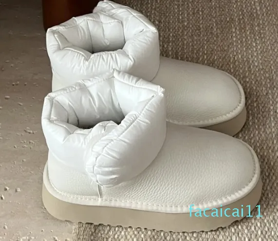 Botas femininas clássicas mini plataforma de couro, bota acolchoada com forro superior no tornozelo, bota de neve com fundo grosso bordado, quente ao ar livre