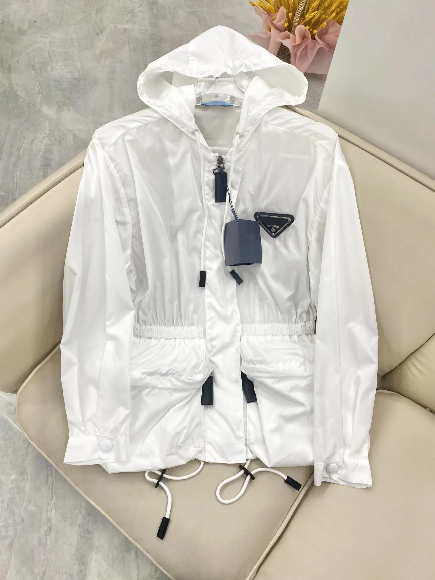 2023 Hommes Femmes Designers Vestes Nylon Métal Triangle Étiquette À Capuchon Vêtements De Protection Solaire Homme Mode Streetwear Noir Blanc S-L