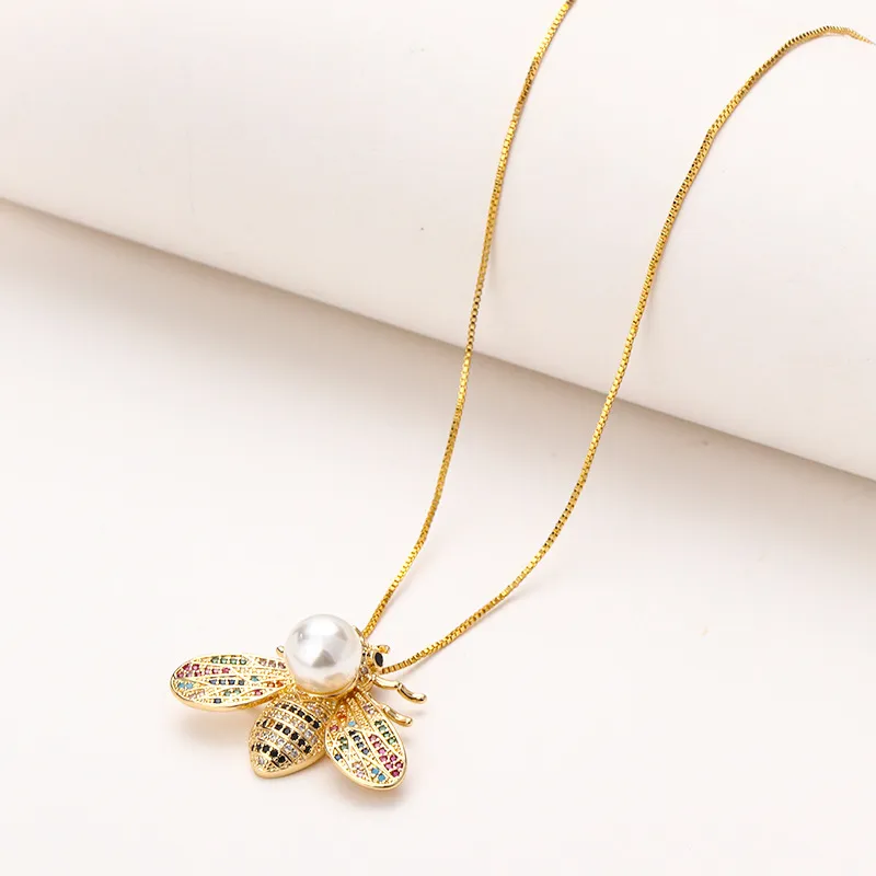 Erschwingliche neue Biene-Anhänger-Kupfer-eingelegter Zirkon, kreative Perlen-Mikro-eingelegte Tier-Halskette für Frauen