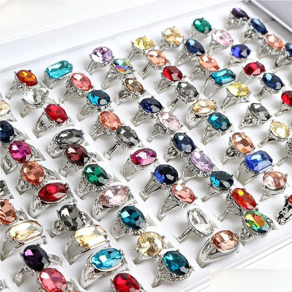 Bague Solitaire En Gros 50Pcs / Lot Mode Colorf Verre Imitation Pierres Précieuses Anneaux Pour Femmes Mélange Couleur Cadeaux De Fête Bijoux Drop Delive Dh5Qe