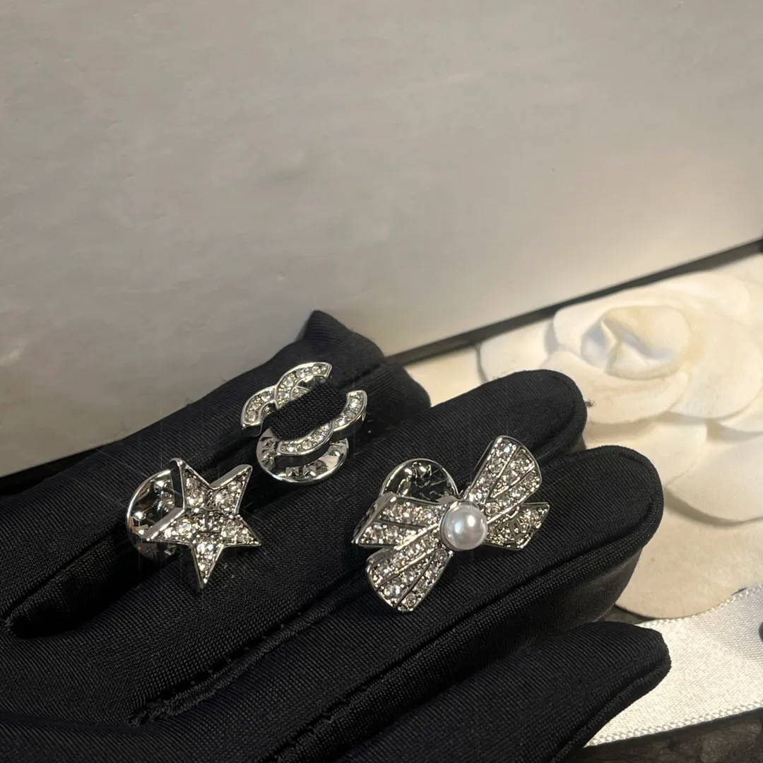 3pcs/set marka tasarımcısı paslanmaz çelik harf broşlar lüks kristal rhinestone kadınlar 18k altın kaplama takım elbise laple pim metal moda takı d100