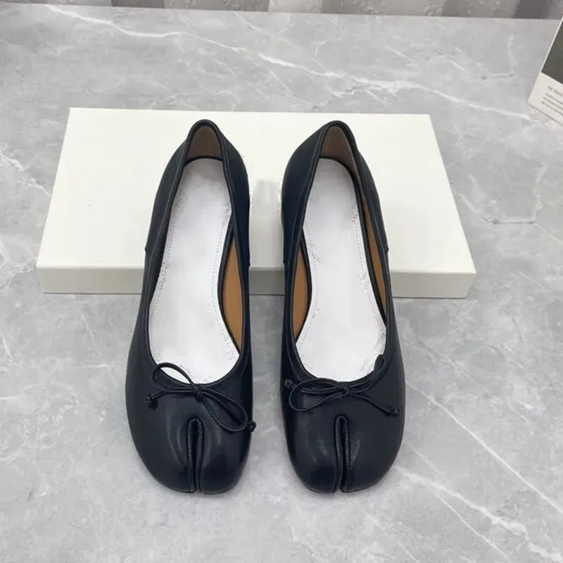 Chaussures habillées Printemps européen et américain Split Toe unique chaussure femme talon moyen en cuir peau de mouton peu profonde chaussures de sabot de porc 231113