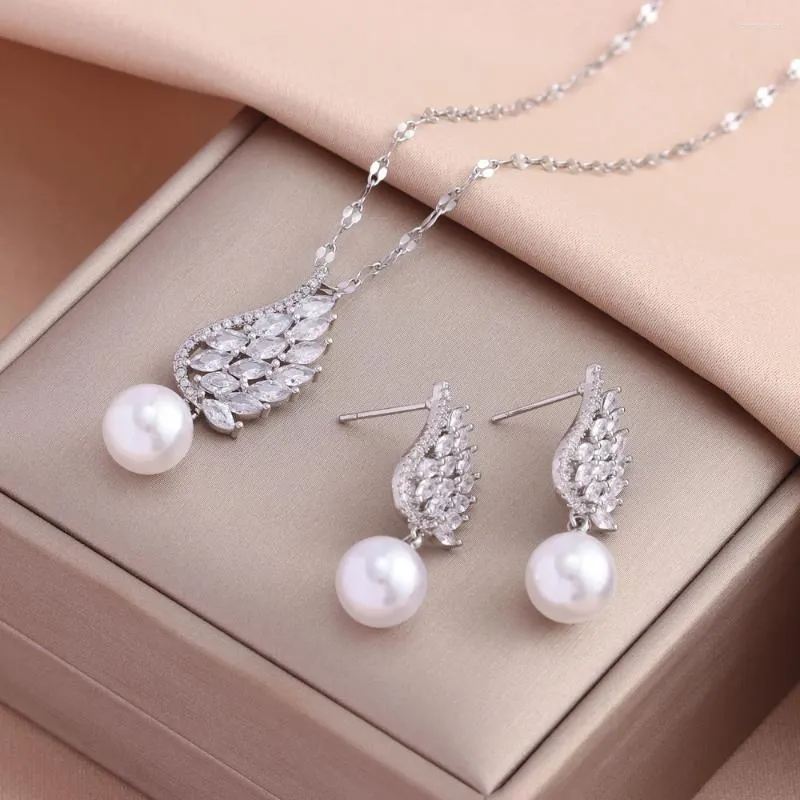 Collane con ciondolo Orecchini di perle con ali di zirconi scintillanti per le donne Set di gioielli quotidiani femminili in acciaio inossidabile di moda di lusso all'ingrosso