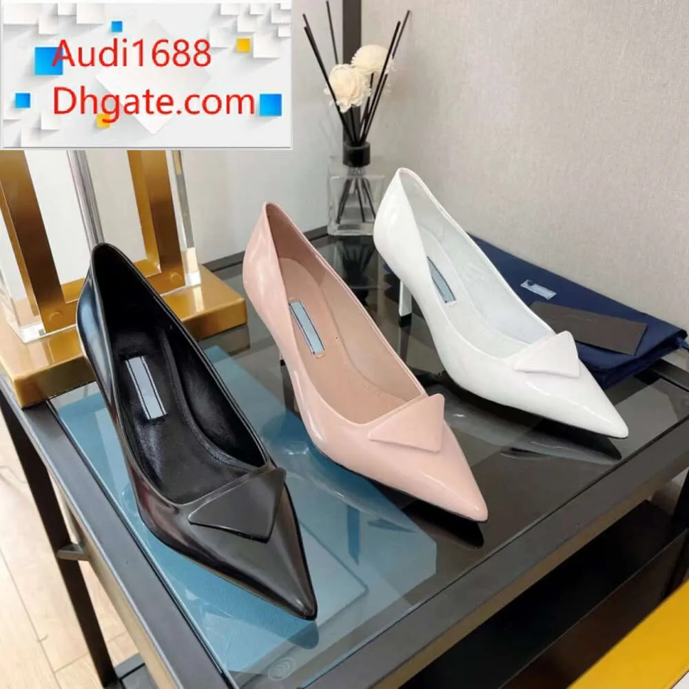 2023 principios de primavera nueva moda triángulo etiqueta P Home tacones altos puntiagudos sandalias de tacón fino mostrar pies superiores delgados boca poco profunda S