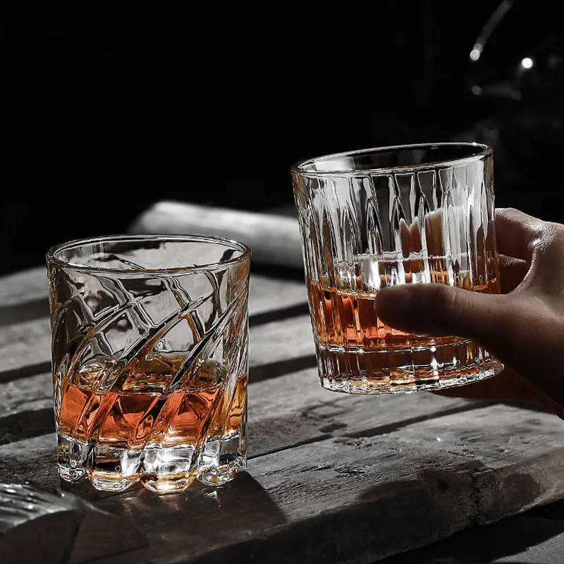 Tumblers 2pcslot Roterend whiskyglas gevormd voor het drinken van bourbon Scotch Cocktails Whiskey Shake Cup Creative Personality 230413