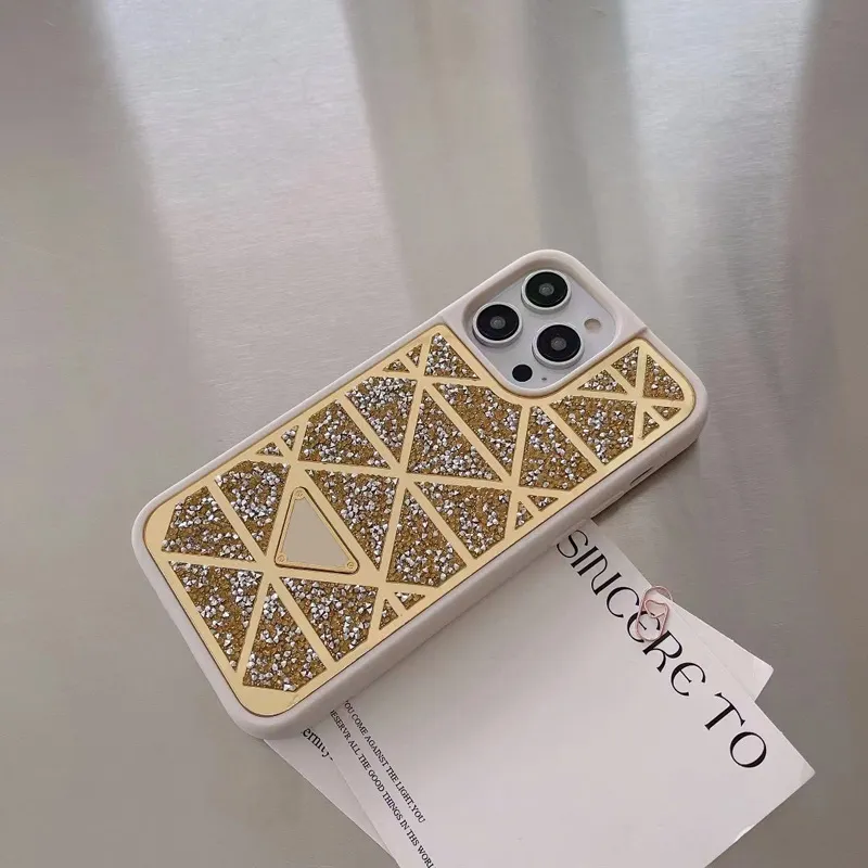 iPhone 14 13 12 11 Pro Max Plus Triangle with Diamonds Mobile Back Cover Luxury Case D2304133Fの女性デザイナー携帯電話ケース