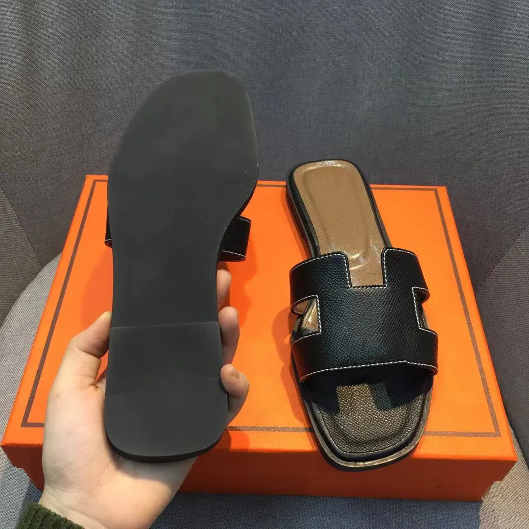 2022 Designers chinelos de designers Sandálias clássicas sapatos de couro genuíno linear lascas de salto lapidado de praia com pó de pó tamanho 34-43 011