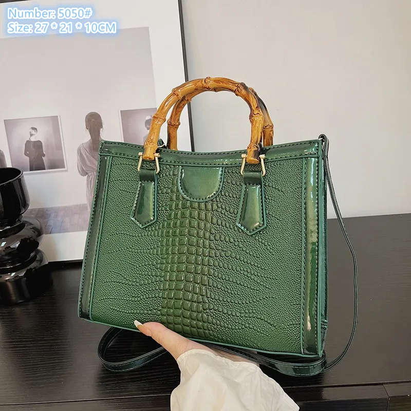 Factory wholesale ladies shoulder bags 6 colors street fashion crocodile handbag elegant solid color leather tote bag Joker embossed black fashion backpack 5050#