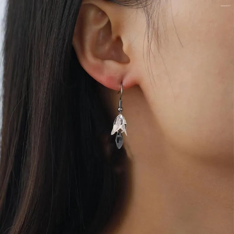 Ohrstecker Duro 925 Sterling Silber Ohrringe. Sie sind mit tropfenförmigen Edelsteinen graviert. Sie können verschenkt werden