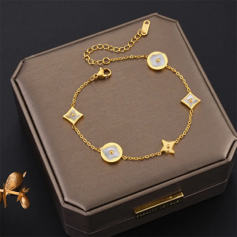 Luxury Designer Armband Four Leaf Clover Charm Armband Elegant Fashion 18K Gold Agate Shell Chain Mother Women Girls Par Hol280q