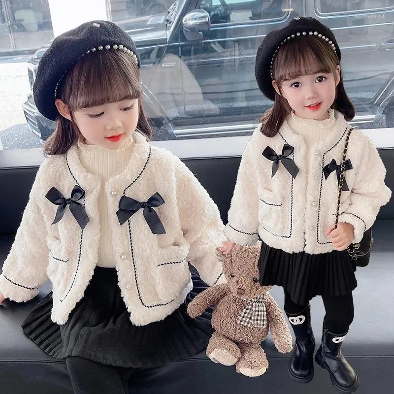 Jackor Baby Girls Winter Jacket Thicken Woolen Clothes Bow Tie Warm Plush Spädbarn Småbarn Barn Bomull Ytterkläder XMP515