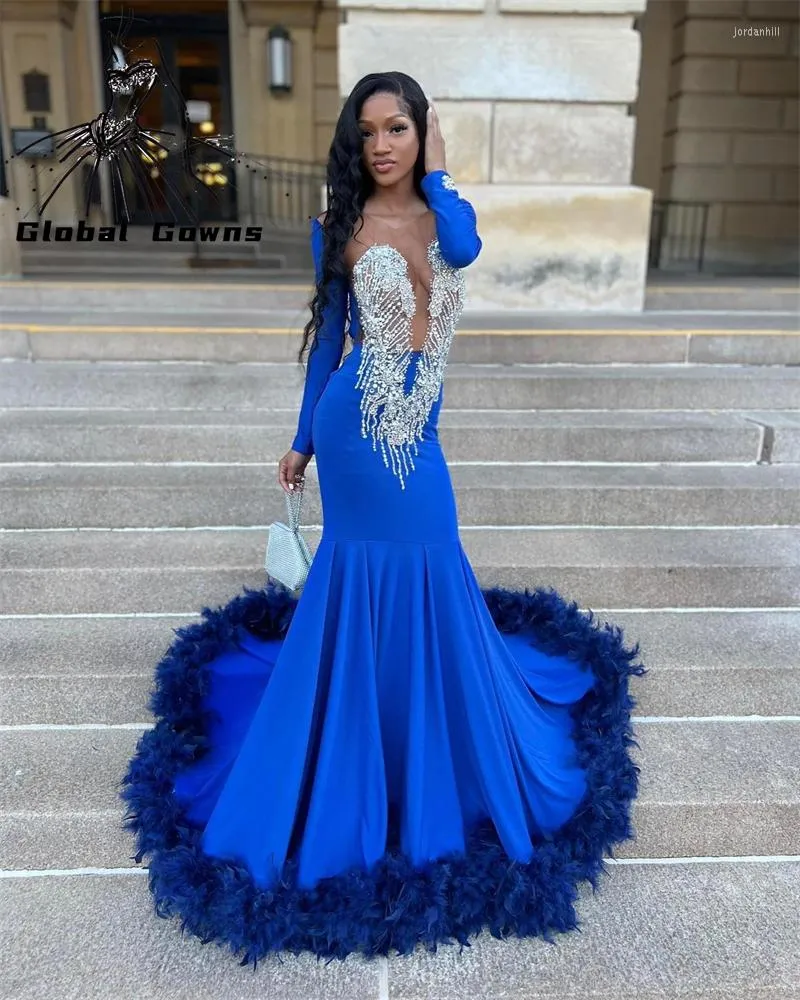 Berömda Brandparty Dresses Royal Blue Sheer O Neck Long Prom Dress for Black Girls Pärled Crystal Diamond Birthday Feathers Formell klänning