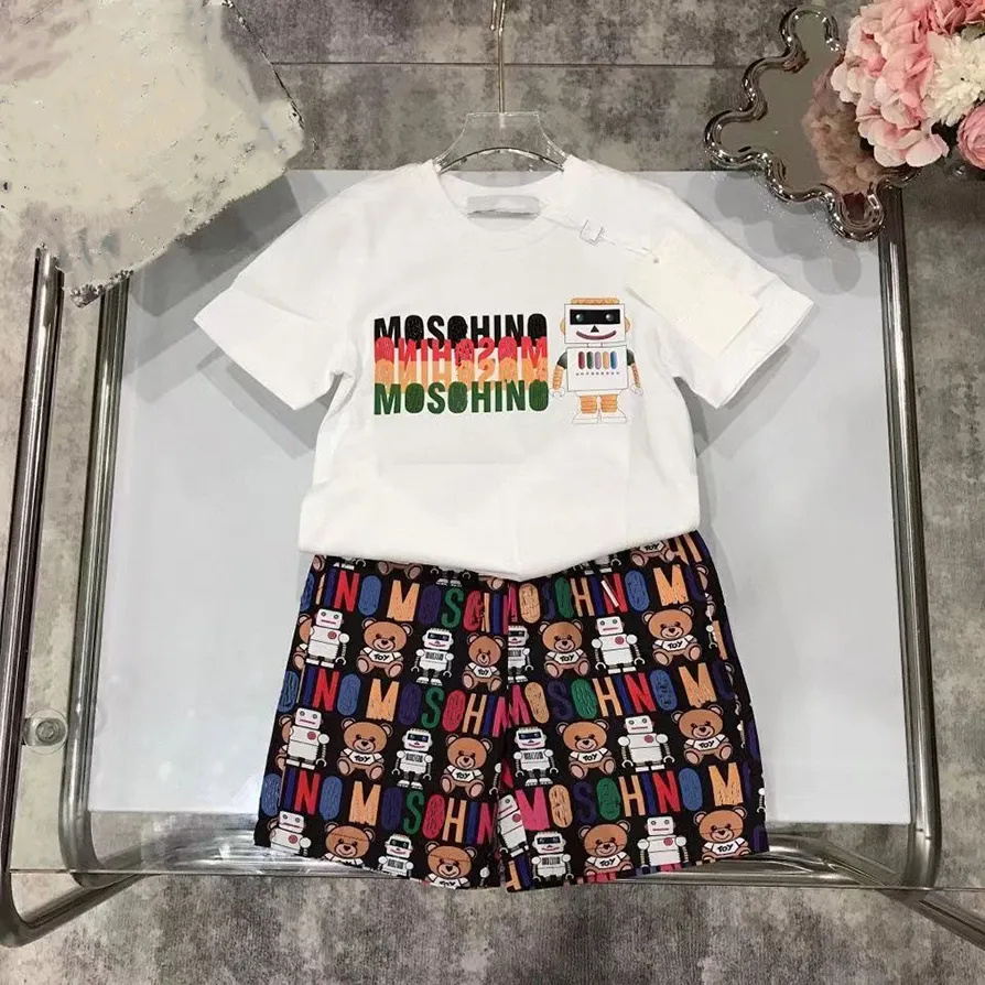 デザイナーの服の幼児の男の子の服セット夏の赤ちゃんショートスリーブTシャツショーツ2pcs子供用服のトラックスーツのコスチューム