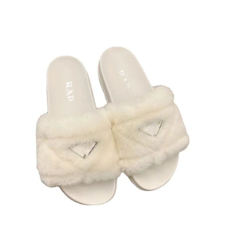 Pantoufles en peluche à semelles épaisses avec étiquette triangulaire pour femmes, pantoufles de marque polyvalentes en automne et en hiver