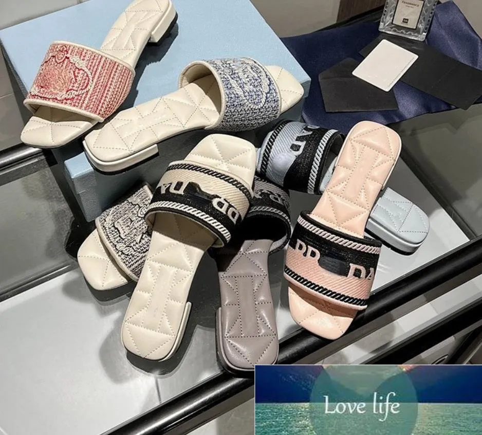 Klassieke brief geborduurde platte slippers lente/zomer nieuwe eendriem sandalen voor vrouwen dagelijkse joker strand bovenkleding kwaliteit