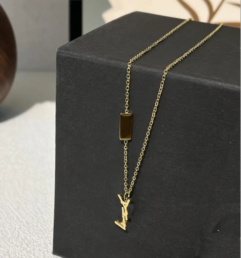 Дизайнерский дизайнерский буквы подвесной ожерелья высококачественные женщины 18 тыс. Золотая стальная уплотнение
