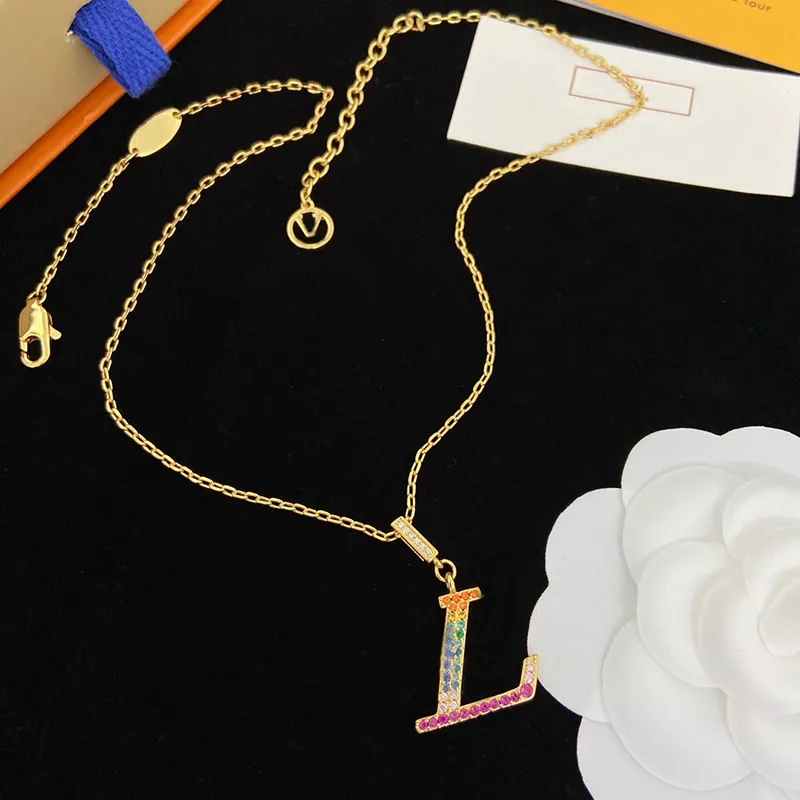 Klasik Mücevher Tasarımcı Kolye Kolyeleri Kadınlar İçin Lüks Gümüş Altın Kolye Elmaslar Mektuplar L Tasarımcılar Zincir Kadın Hediyeleri 2304143PE