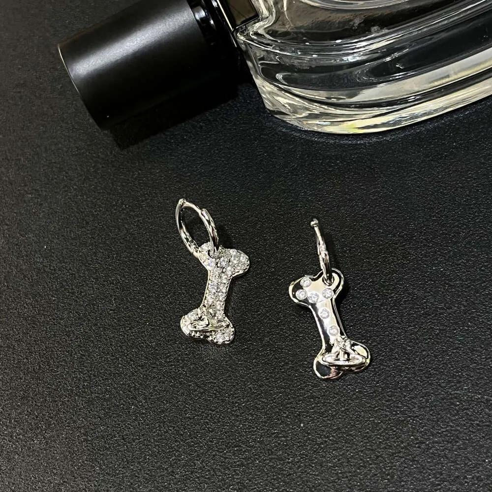 Designer Fashion viviene Westwood Viviennewestwood Sweet and Cool Style Asymmetric Saturn Inlaid Diamond Bone Ear Buckle Ear Ring Female Fashion Minority69965