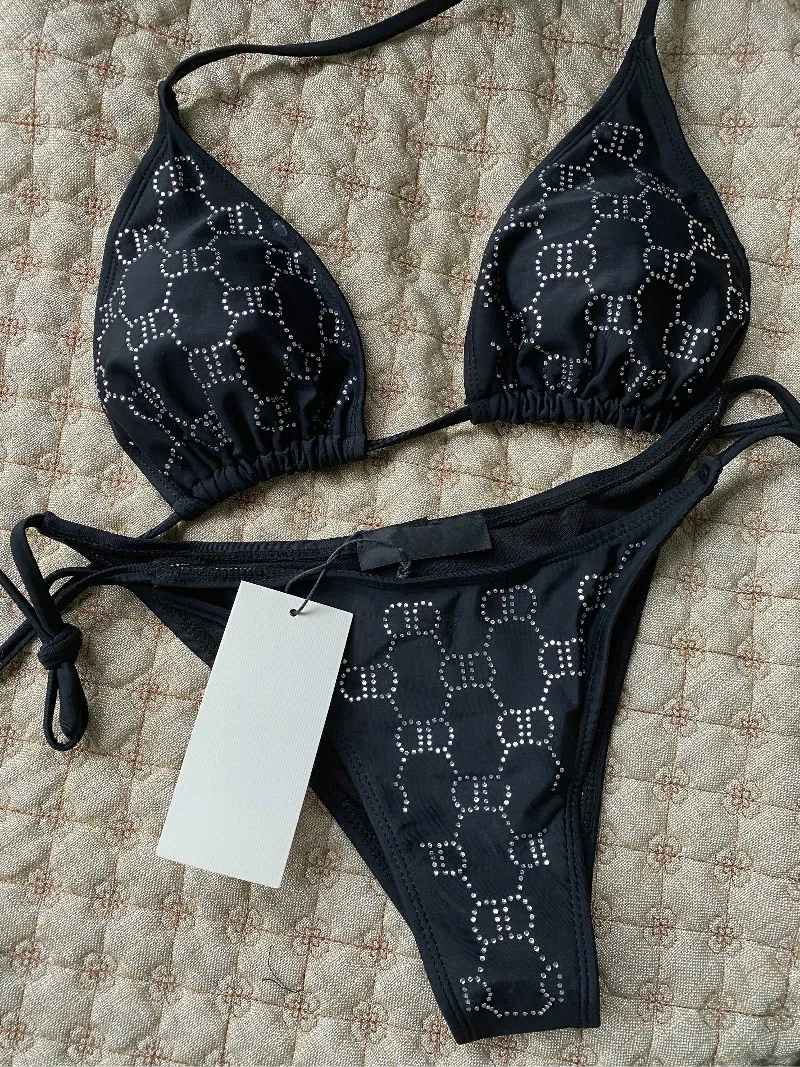 Bikini alla moda in metallo colorato con piccoli diamanti Set di costumi da bagno in tinta unita con lettera di colore nero Costumi da bagno estivi con etichette per regalo da donna