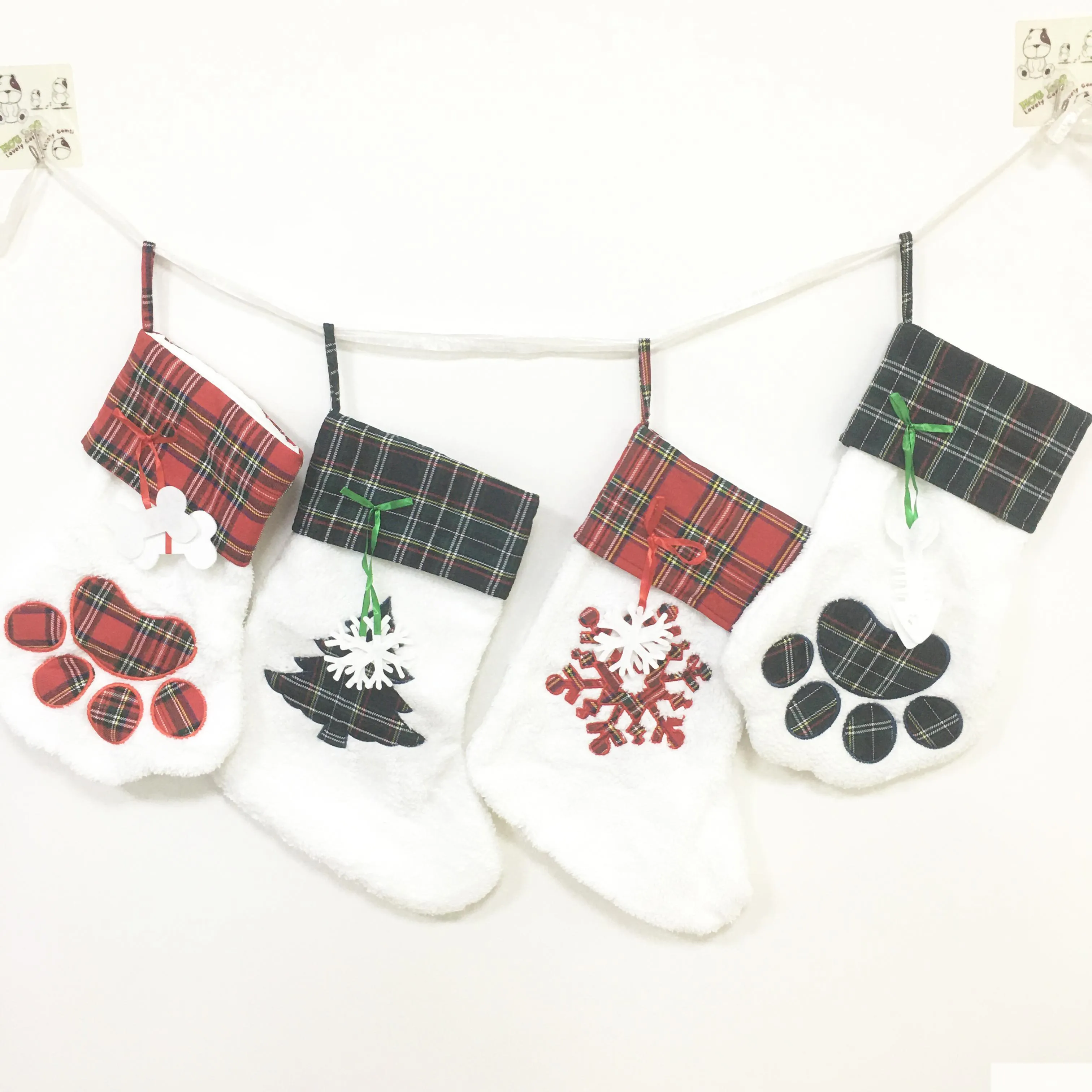 Weihnachtsdekorationen Strumpf Haustier Katze Pfote Socke Baumwolle Rote Gitterstrümpfe Weihnachtsbaum Hängende Kinder Süßigkeiten Geschenktüte Drop Del Dhpne