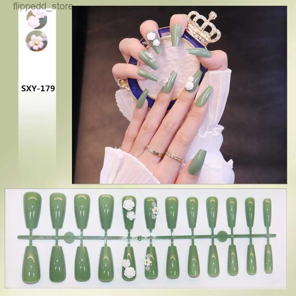 Green , gold and white nails | Stylish nails, Gold nails, Green nail designs
