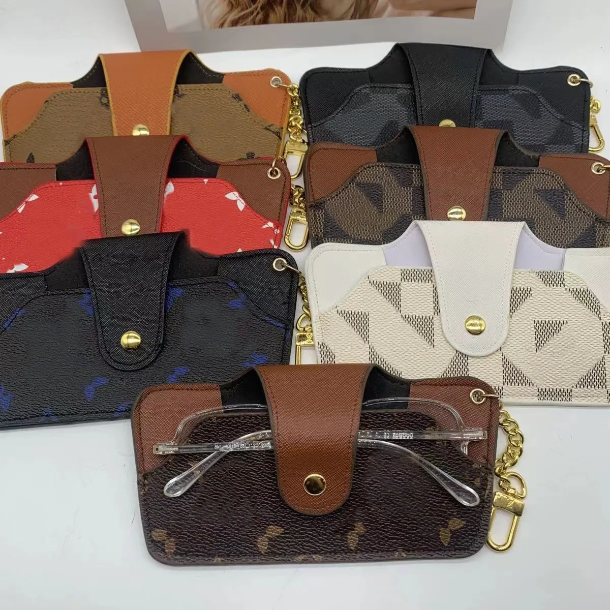 Borsa per occhiali da sole di lusso di vendita calda del designer Borsa per occhiali in pelle di alta qualità Custodia per occhiali Coppia Borsa per occhiali da sole Gancio Anello Portachiavi Set Accessori moda All'ingrosso