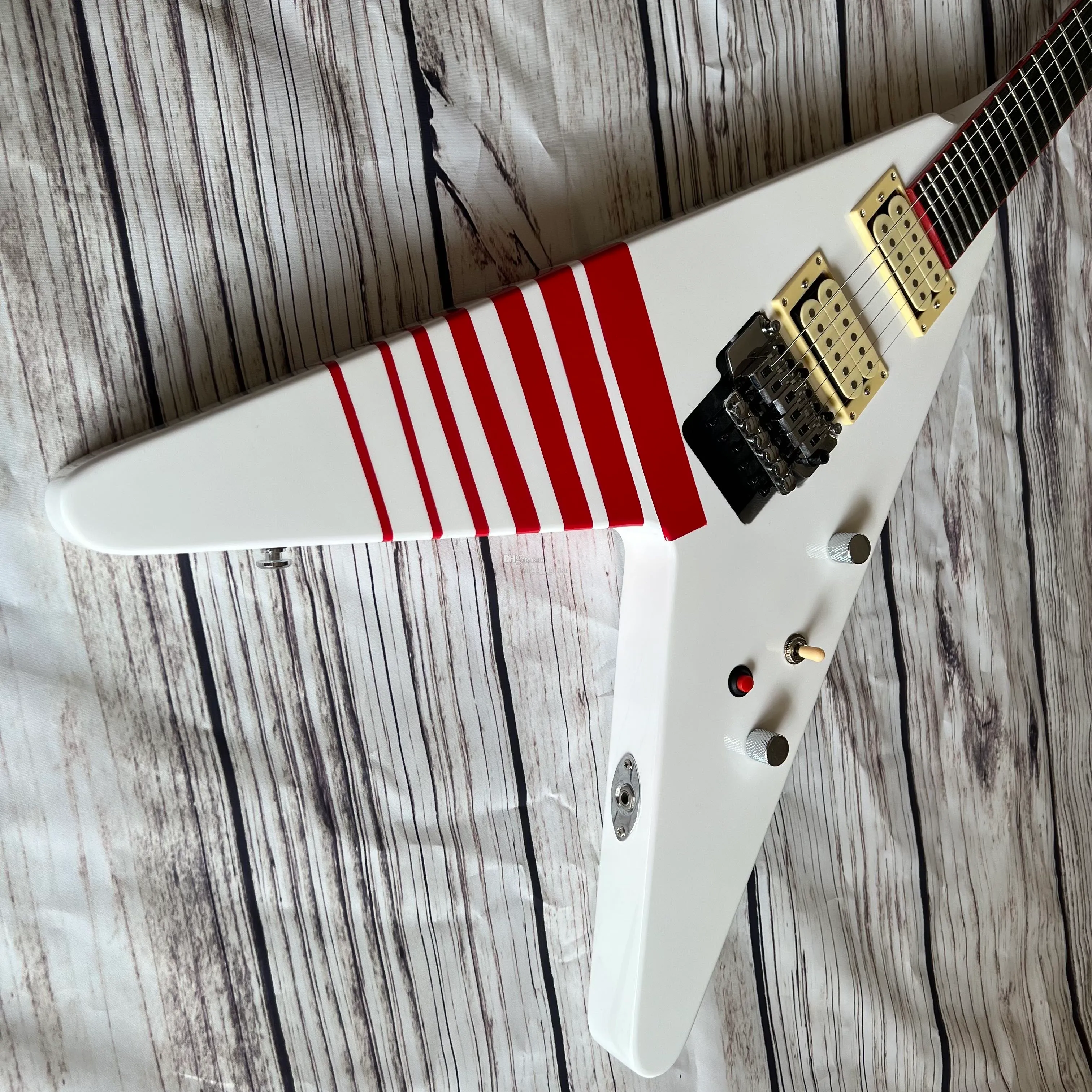 Op voorraad Kill Switch Buckethead Signature Alpine White V elektrische gitaar Rode Arcadeknop Baritonhals 24 Jumbo Frets Geen inleg Chrome Hardware Grover Tuners