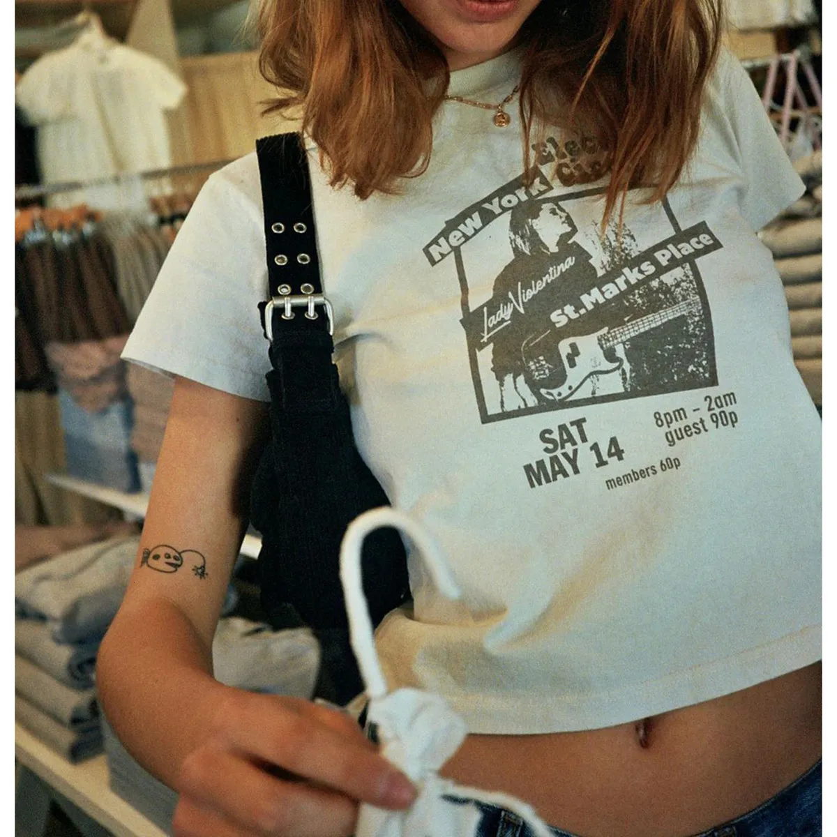 女性の Tシャツ 90 年代ヴィンテージギタークロップトップ女性の夏のラウンドネック半袖コットン Tシャツファムカジュアルストリートレトロ Tシャツトップス 230413