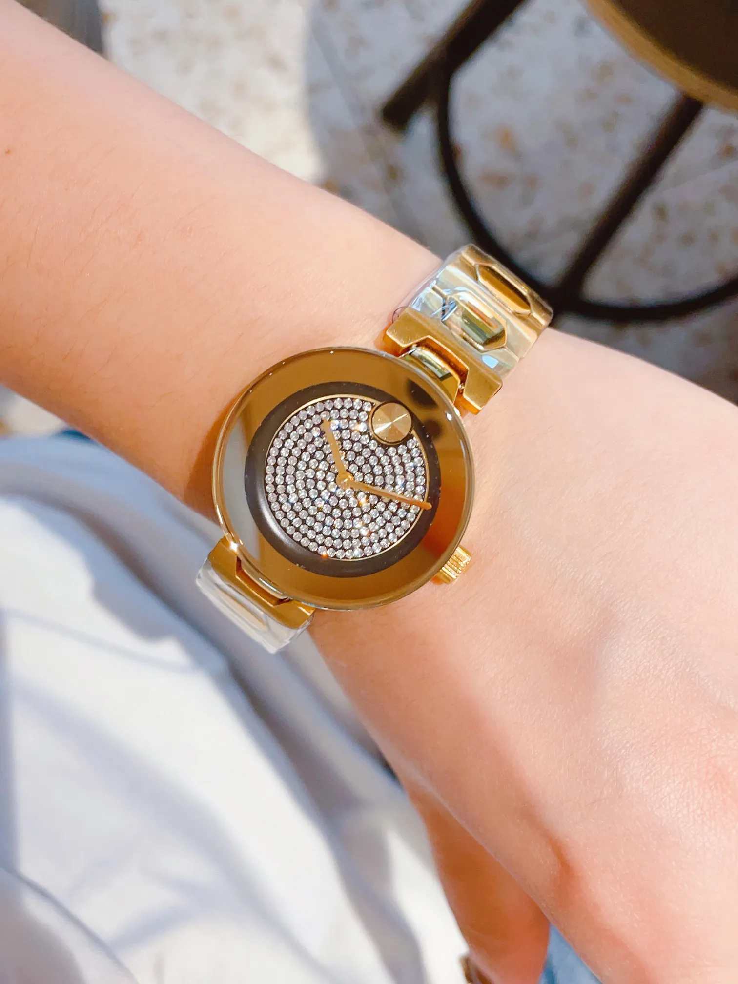 Modetrend dameshorloge 36 mm met diamanten ingelegd roestvrij staal eenvoudige atmosferische gouden kast horlogeband schijnwerper kleine wijzerplaat waterdicht 2023 nieuwe horlogeontwerper