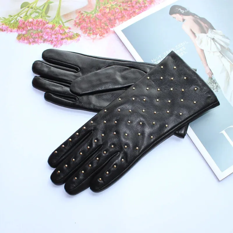 Cinco dedos Guantes de piel de oveja para mujer Cinturón de moda Forro de terciopelo cálido Invierno 231114