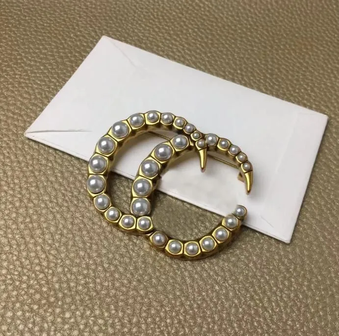 épingles de lettre de perles de mode de créateurs broches pour hommes et femmes utilisés pour le chariot de combinaison bijoux de broche de pull
