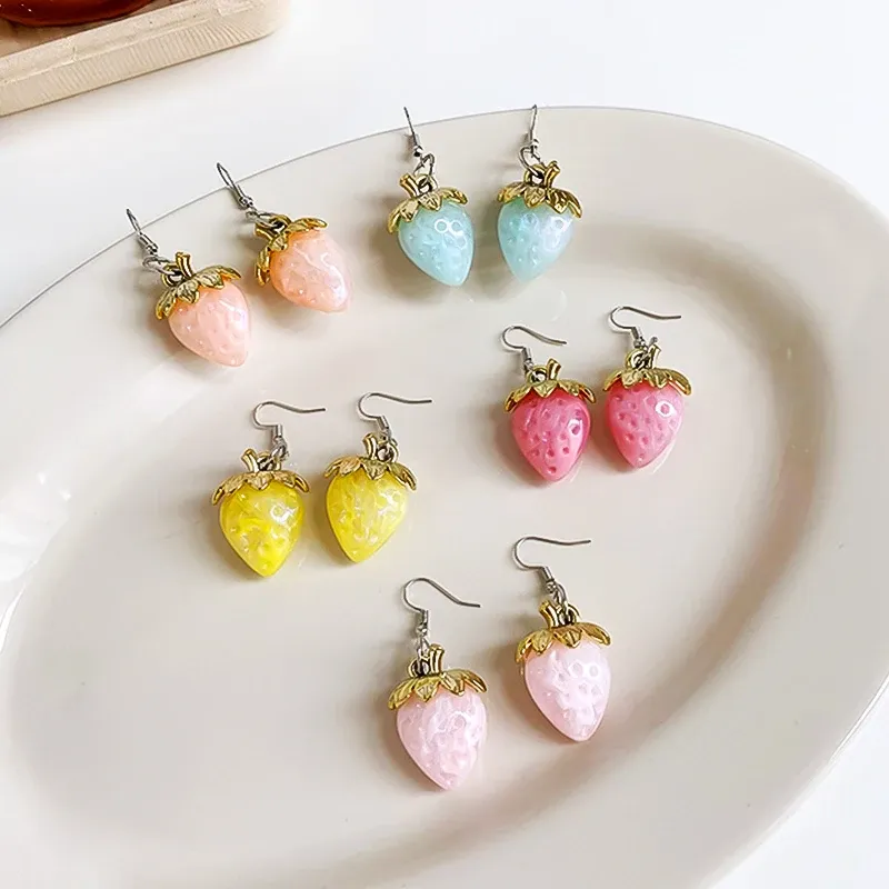 Novo plástico morango pingente brincos para mulheres meninas frutas ganchos de orelha balançar brinco doce jóias presentes acessórios