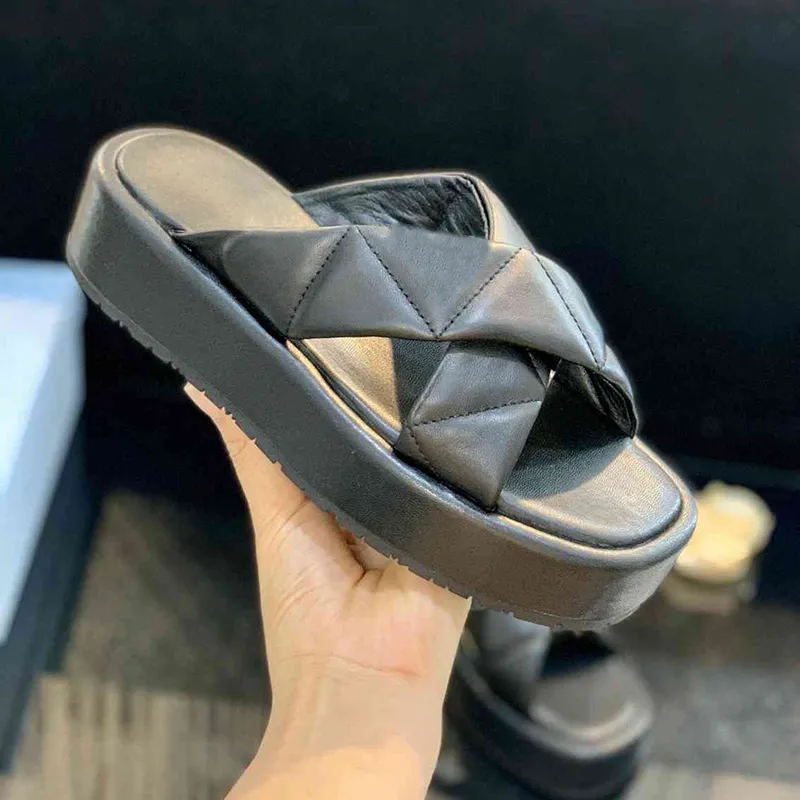 Plattform Sandaler för kvinnodesigner Flip Flops Soft Real Leather Thick Sole Fashion Summer Women Slippers Beach Slides