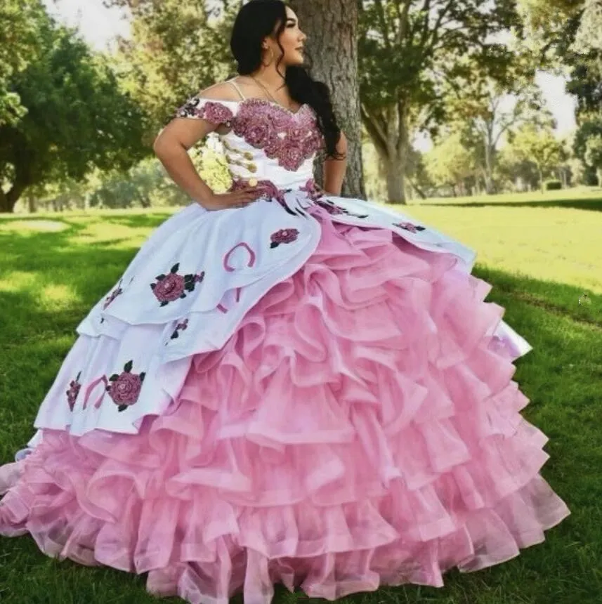 Branco rosa charro rainha quinceanera vestido princesa fora do ombro 3d floral apliques vestidos de 15 quinceanera mexicano