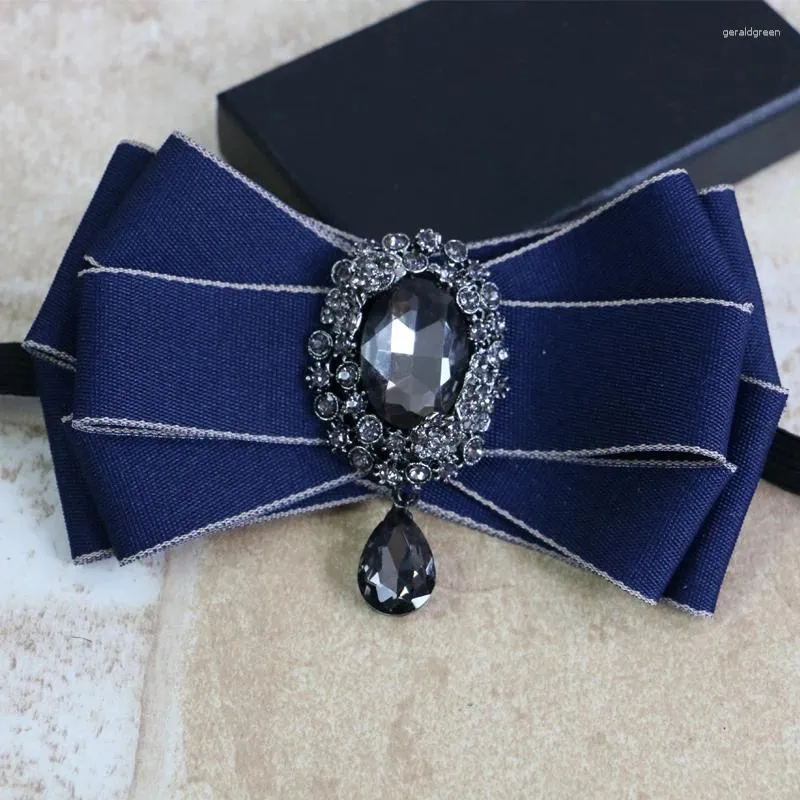 Bow Ties 2023 İngiliz Kadın İş Ofisi Düğün Partisi Kulübü Şık Bowtie Kravat Aksesuar Erkekler Bling Rhinestone Kristal Şerit