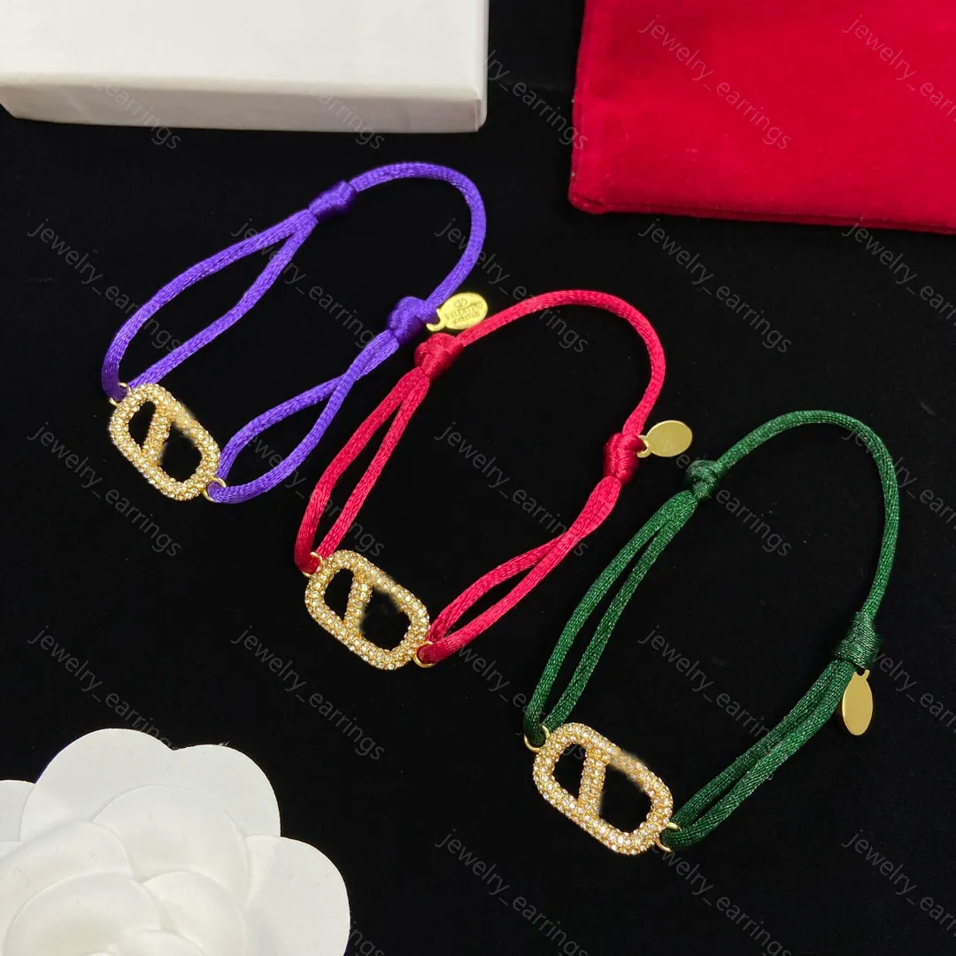 Pulseiras de charme de luxo Designers Pulseira de corda para mulheres Mens Pingente V Bangle Tendência Moda Diamantes cravejados Pulseiras de amor Roxo Rosa Boutique Caixa de joias