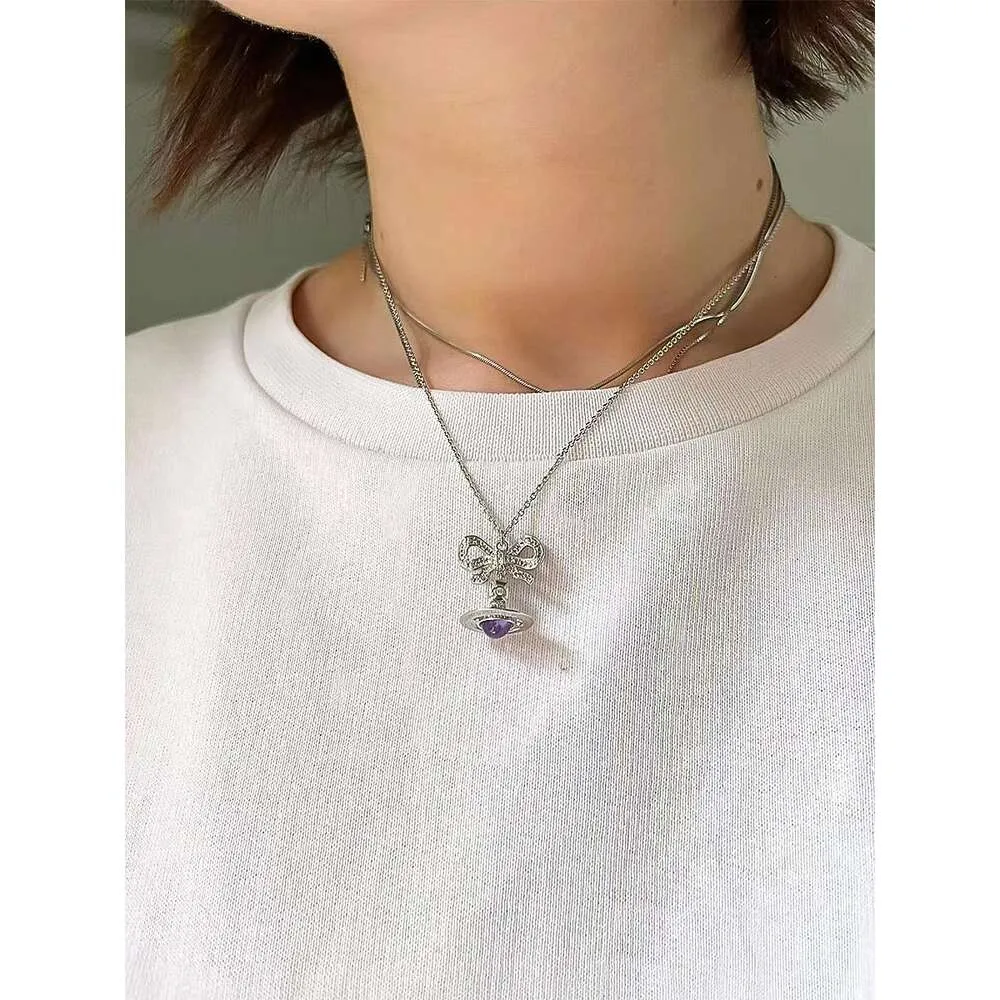 24SSデザイナーViviene Westwood Viviennewestwood Dowager Dowager Bowknot Purple Saturn Necklace High Sense Planet Ufoペンダントセーターネックチェーン