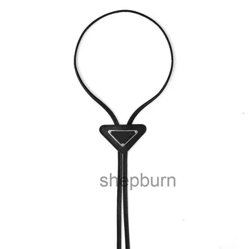 Higih Quality Triangle Slyckor Mens Bolo Tie Designer Prad Man Teenager Formella kläder Mini Läder Läder Rem Fashion Black Neck PJ046 Q2