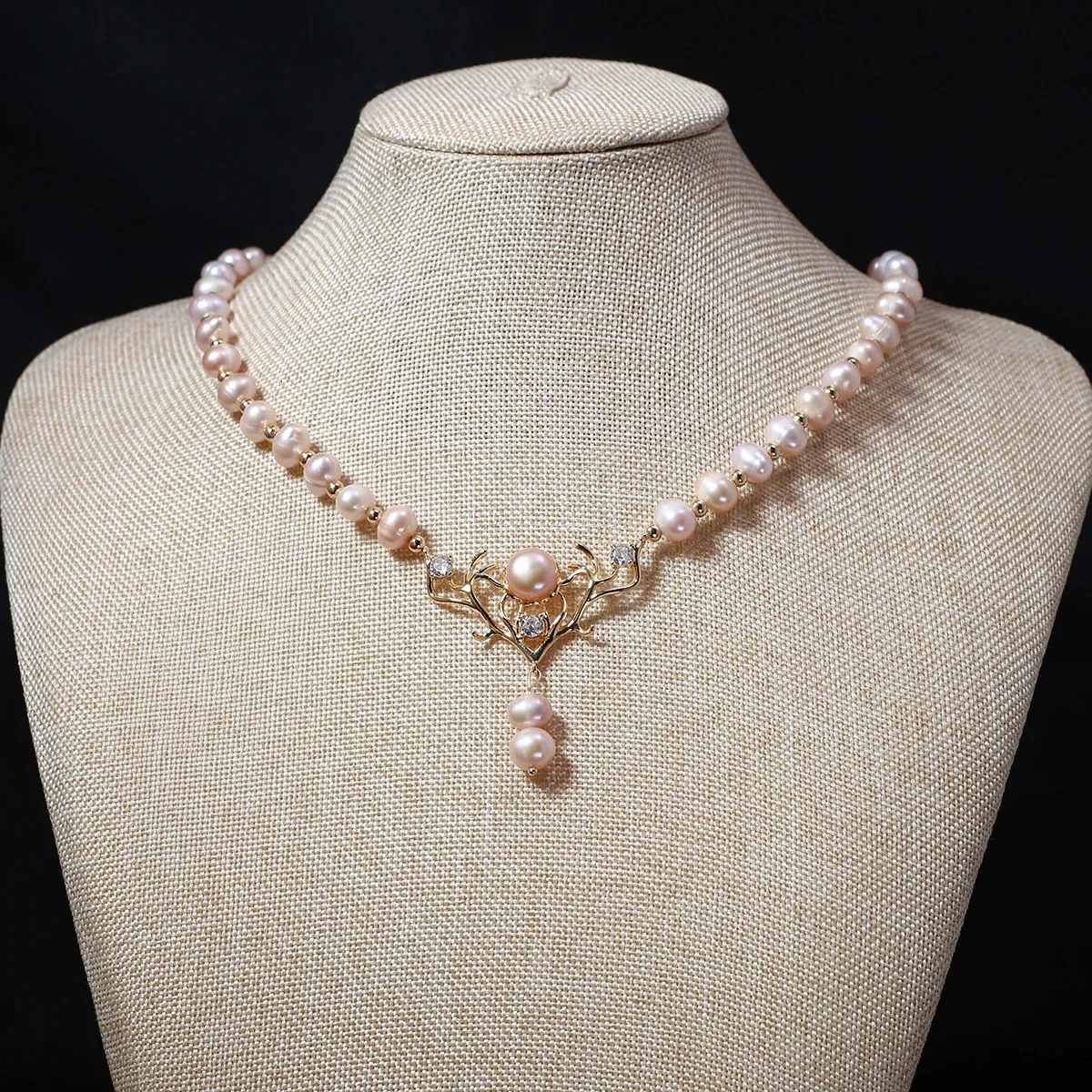 Collane con ciondolo Collana di perle d'acqua dolce naturale Rosa Forma rotonda Accessori squisiti Collana di personalità delle donne Ragazze Gioielli per feste di nozze 231115