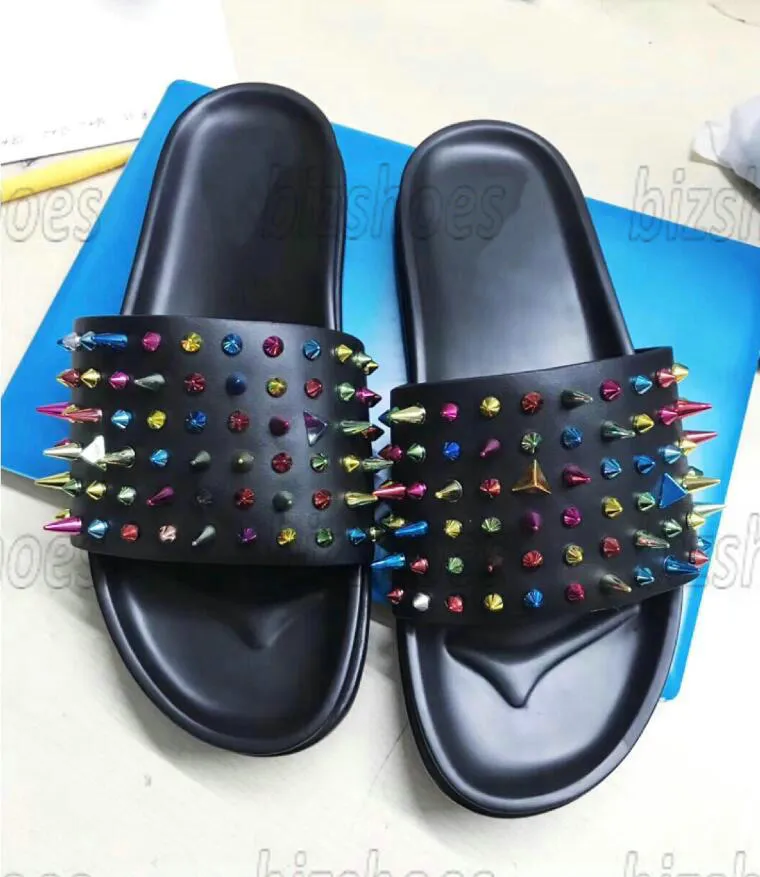 Herr Pool Roligt Spiked Läder Sport Tofflor Donna Pool Stud Slides Röd sula Platta sandaler Svart Breda sommarremmar Mules Kalvläder Slip-on Tjock botten