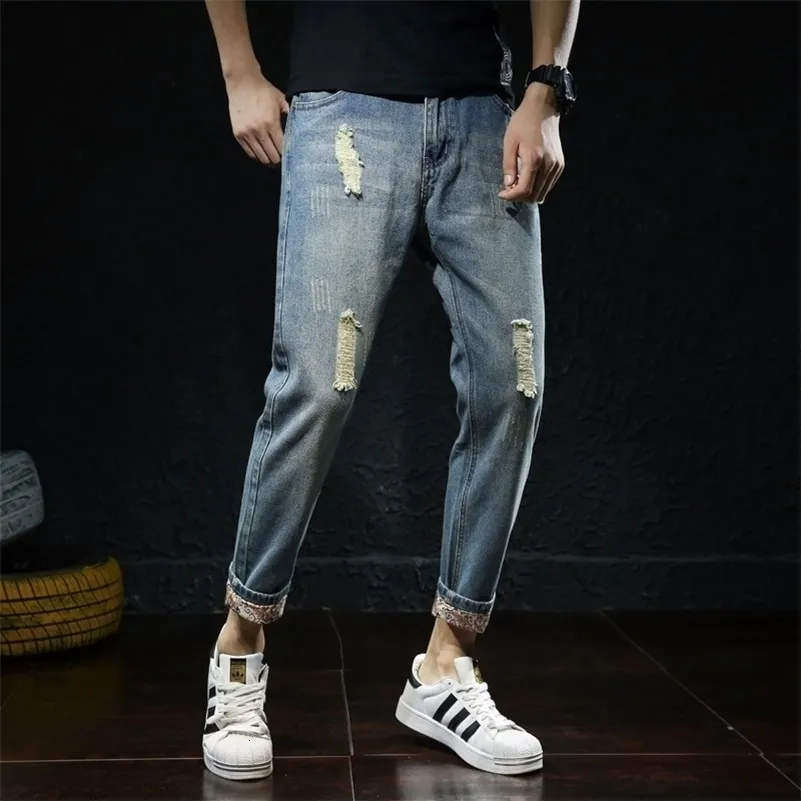 Calça jeans masculina rasgada cortada perna reta pé virado para cima 231114