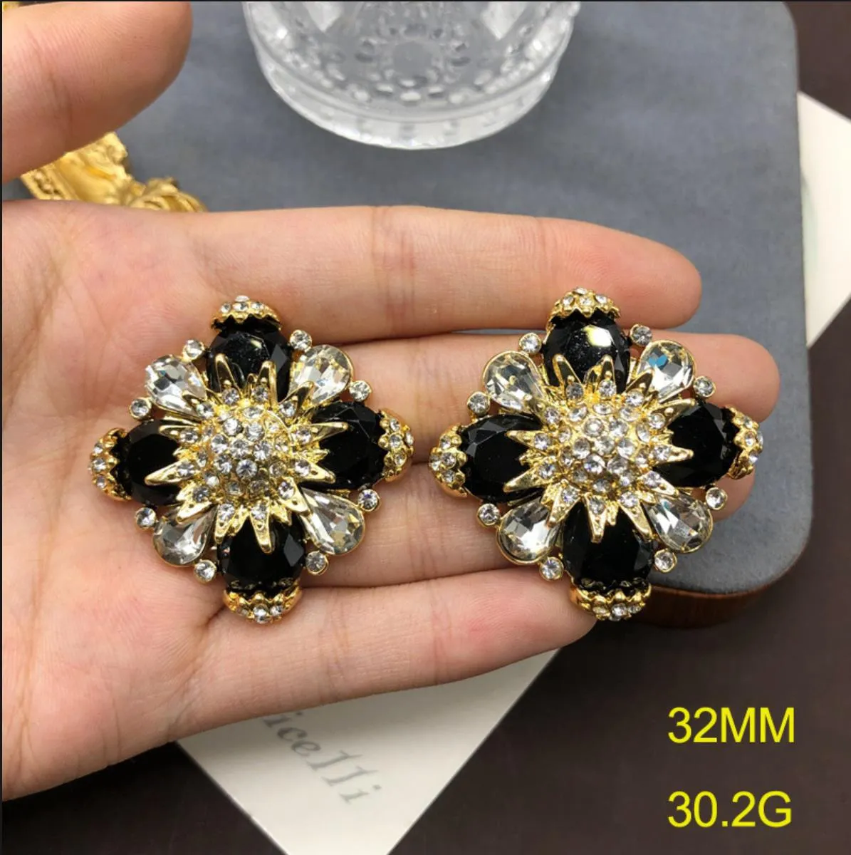 New designed Luxury Retro FLOWER EARRINGS IN BRASS WITH GOLD SHINY WOMEN EAR HOOPS Designer Jewelry HH5201