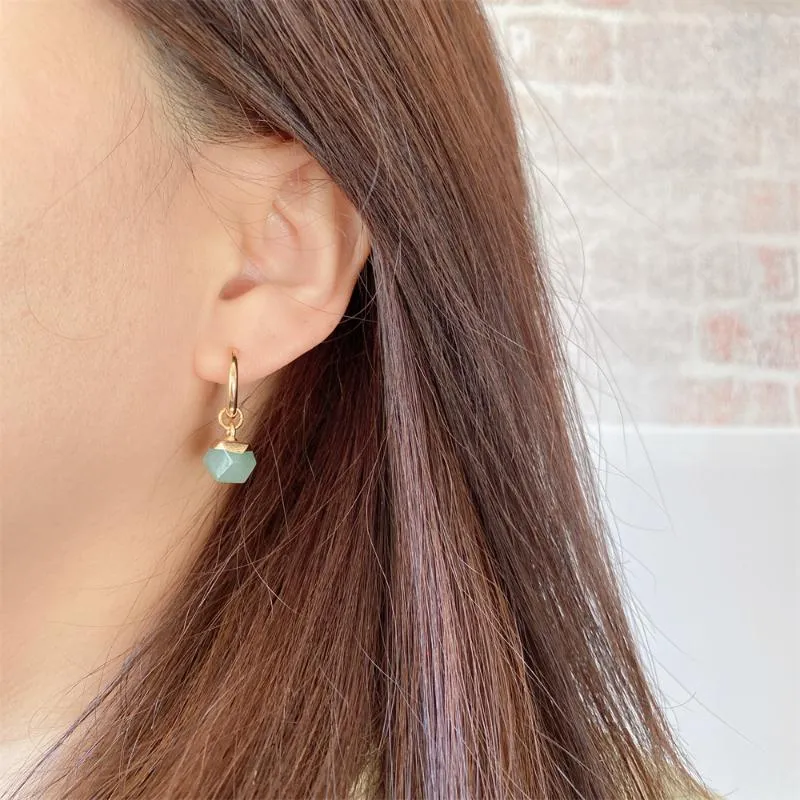 Boucles d'oreilles créoles Huggie magnifique couleur or en laiton avec breloque en pierre irrégulière vert bleu violet rose pour femme fille élégante moderne ERHoop Hugg