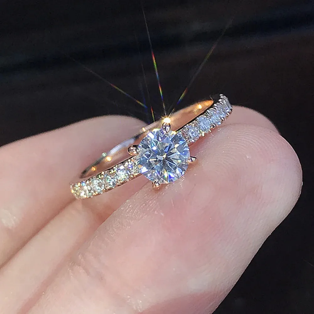 Anello solitario Huitan Classico design a 4 griffe circolare zirconi femminile anello di fidanzamento nuziale 3 colori disponibili gioielli sposa low key vendita calda 231115