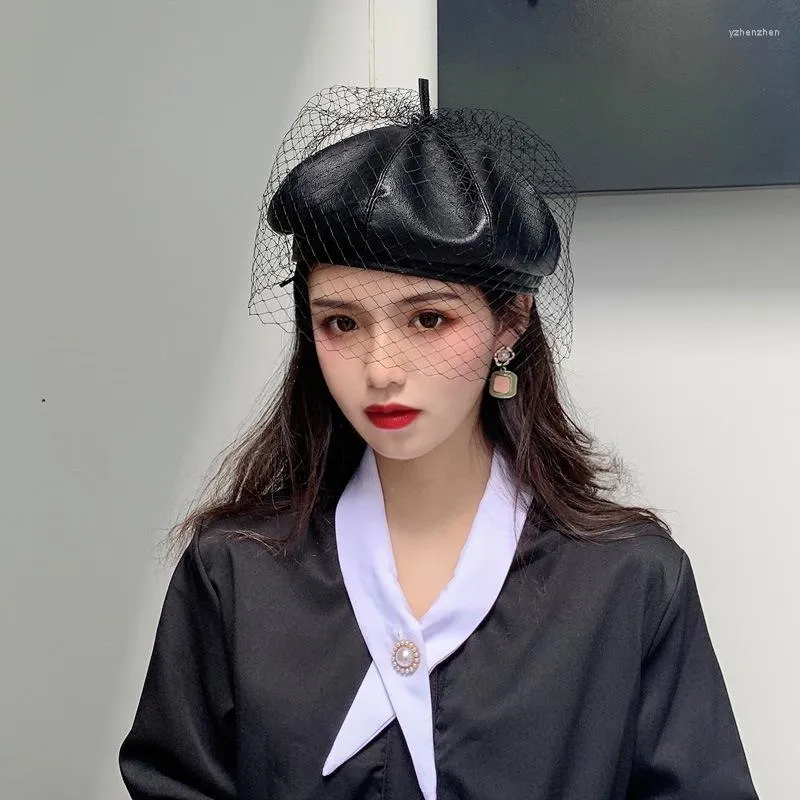 Basker franska elegant fascinerande svart hatt chic läder basker med slöja mesh visa dubbel lager kvinnor kasett