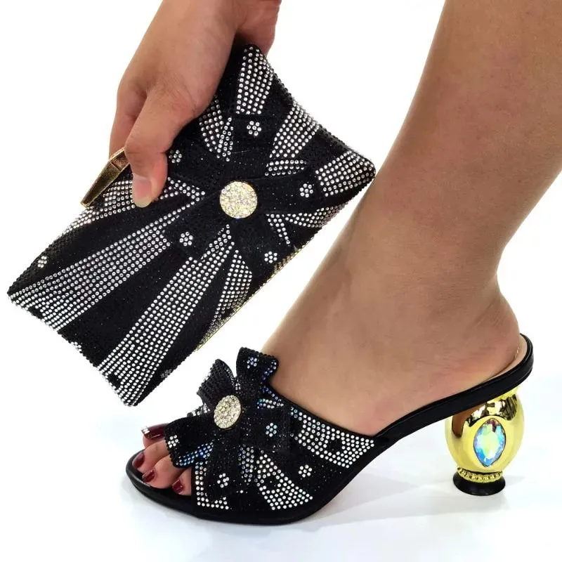 Geklede schoenen Italiaans design zwarte damespomp met portemonnee, set dames hoge hakken, pantoffels, sandalen en handtas, hoogte 8 cm